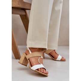 Sandales blanches sur le bar beige 2