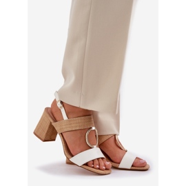 Sandales blanches sur le bar beige 1