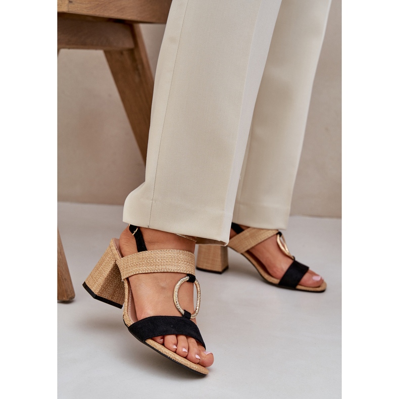 Sandales noires et beiges sur le bar le noir 2