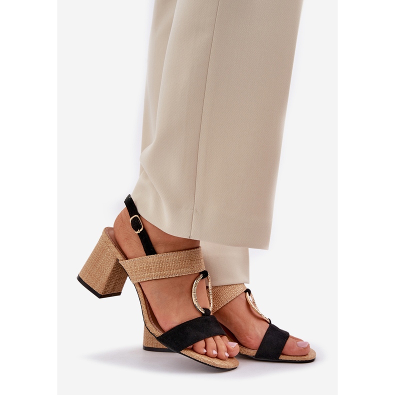 Sandales noires et beiges sur le bar le noir 1