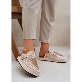 Les tongs décorés sur la plate-forme beige 2