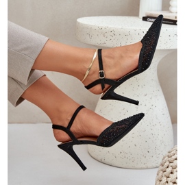 Talons hauts décorés avec un talon noir le noir 8