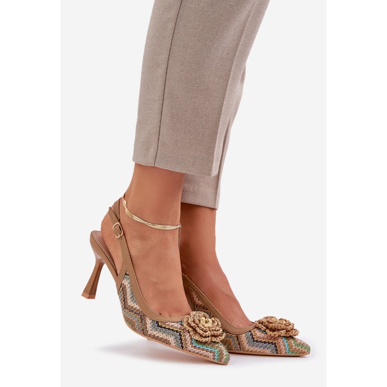 Talons hauts tressés avec un talon brun 1