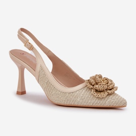 Né à talons hauts avec un talon beige 4