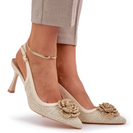 Né à talons hauts avec un talon beige 9