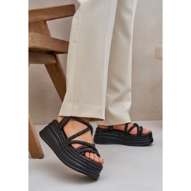 Sandales sur une plate-forme massive avec des rayures noires le noir 2