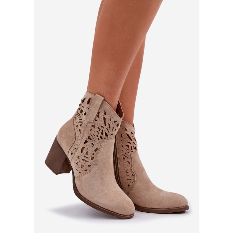 Jezzi Des bottes ouvertes sur le bar talons beige 1 Jezzi Des bottes ouvertes sur le bar talons beige 1