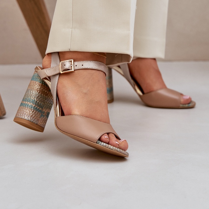 Sandales élégantes en cuir sur le post Laura Messi 2136 Dark-Abearing Post beige 2 Sandales élégantes en cuir sur le post Laura Messi 2136 Dark-Abearing Post beige 2
