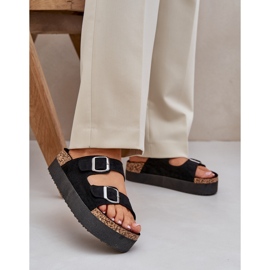 Slippers pour femmes sur une plate-forme massive avec des boucles noires le noir 2