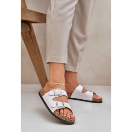 Les tongs de matériau sur une semelle en liège avec des pinces gris clair blanche 2