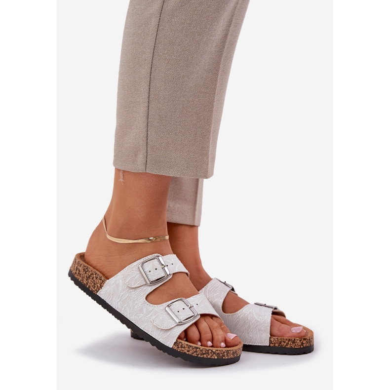 Les tongs de matériau sur une semelle en liège avec des pinces gris clair blanche 1