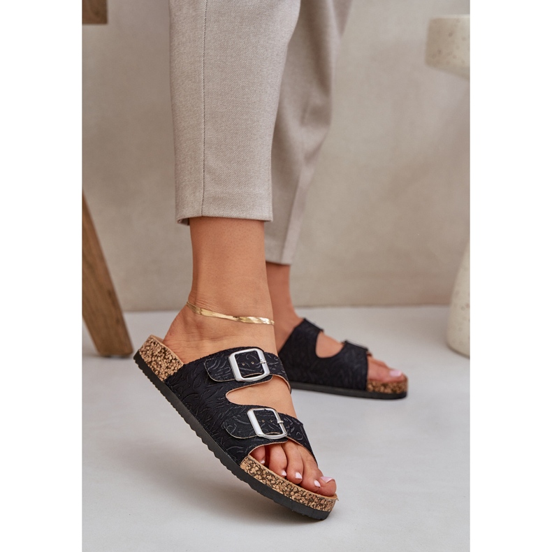 Les tongs de matériau sur une semelle en liège avec des pinces noires 2