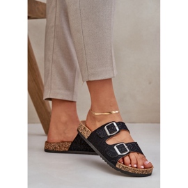 Les tongs de matériau sur une semelle en liège avec des pinces noires le noir 3