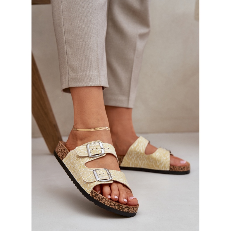 Les tongs de matériau sur une semelle de liège avec des boucles jaunes 2