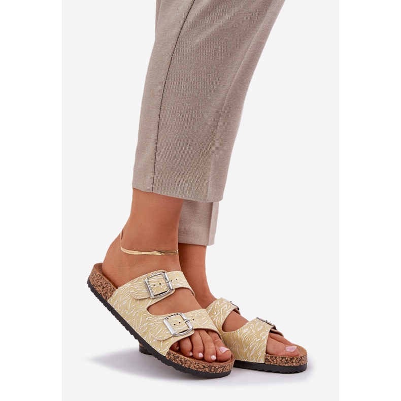 Les tongs de matériau sur une semelle de liège avec des boucles jaunes 1