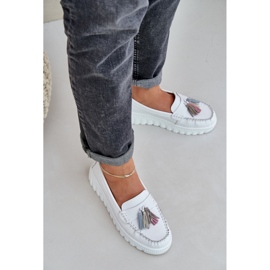 Mocassins en cuir féminin avec franges sur la plate-forme blanche 2