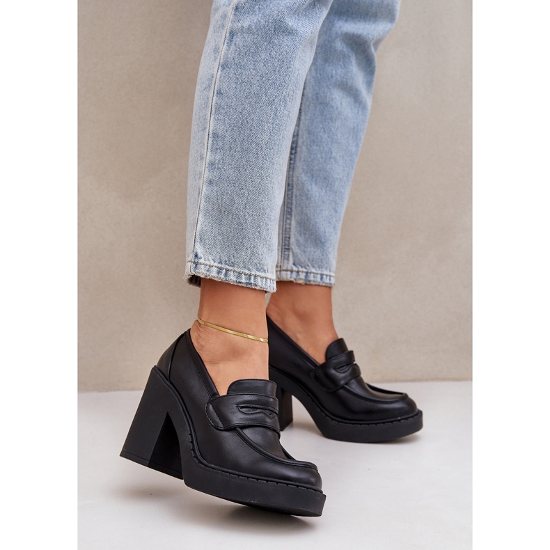 Pompes sur un pilier massif avec un noir en cuir écologique le noir 2