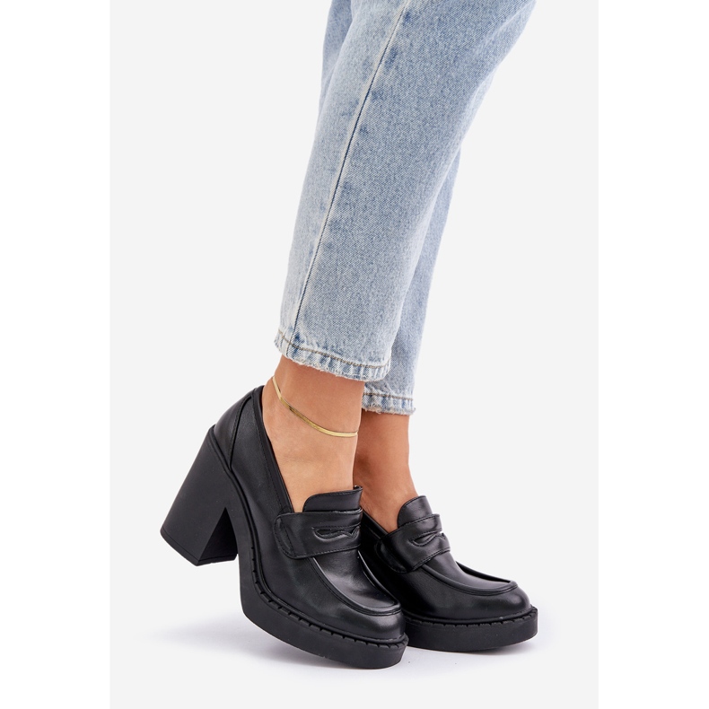 Pompes sur un pilier massif avec un noir en cuir écologique 1