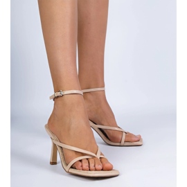 Sandales beiges de flip -flops sur un talon haut 1