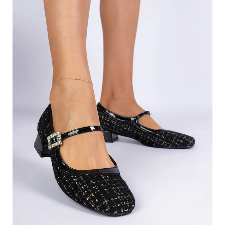 Pompes noires avec une finition de matériau avec des zircons le noir 1 Pompes noires avec une finition de matériau avec des zircons le noir 1