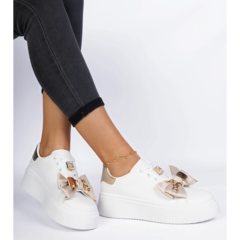 Baskets blanches et or pour femmes avec un arc 1