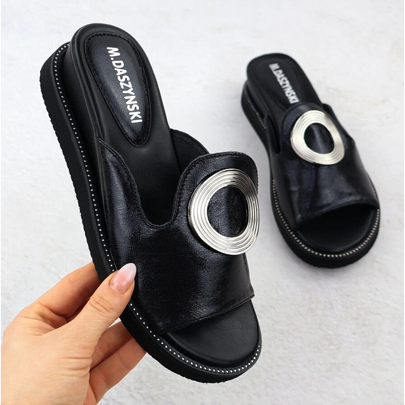 Les tongs des femmes sur des coins bas noir M. Daszyński 1