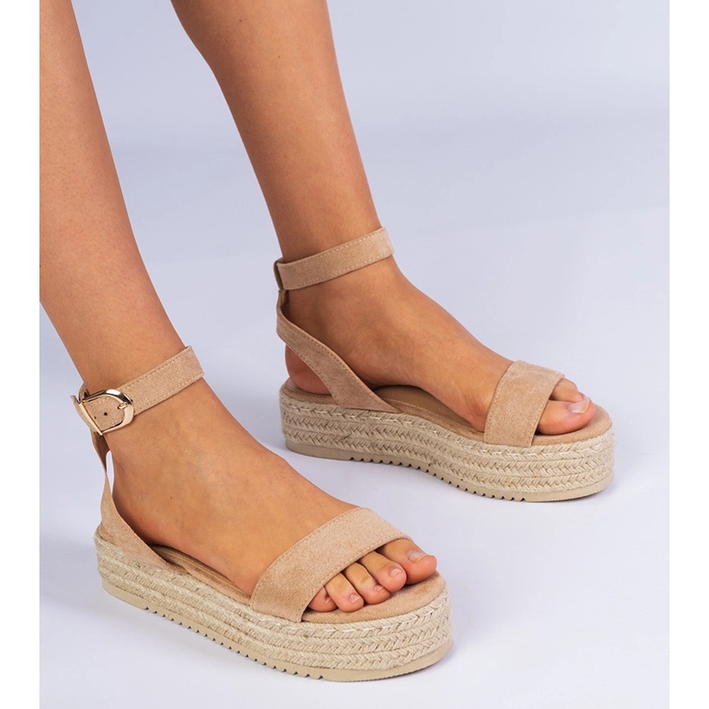 Sandales beige espadrilles sur la plate-forme 1 Sandales beige espadrilles sur la plate-forme 1