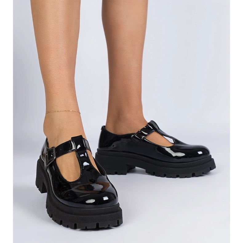 Chaussures noires sur la plate-forme verni 1