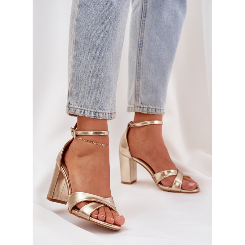 Sandales sur un talon barbare avec du cuir écologique doré d'or 2