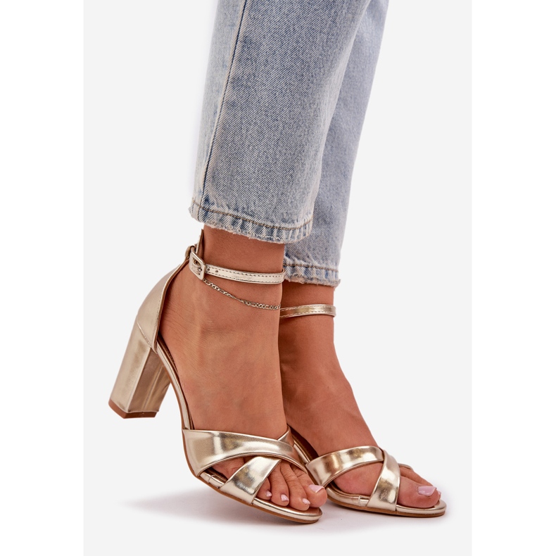 Sandales sur un talon barbare avec du cuir écologique doré 1