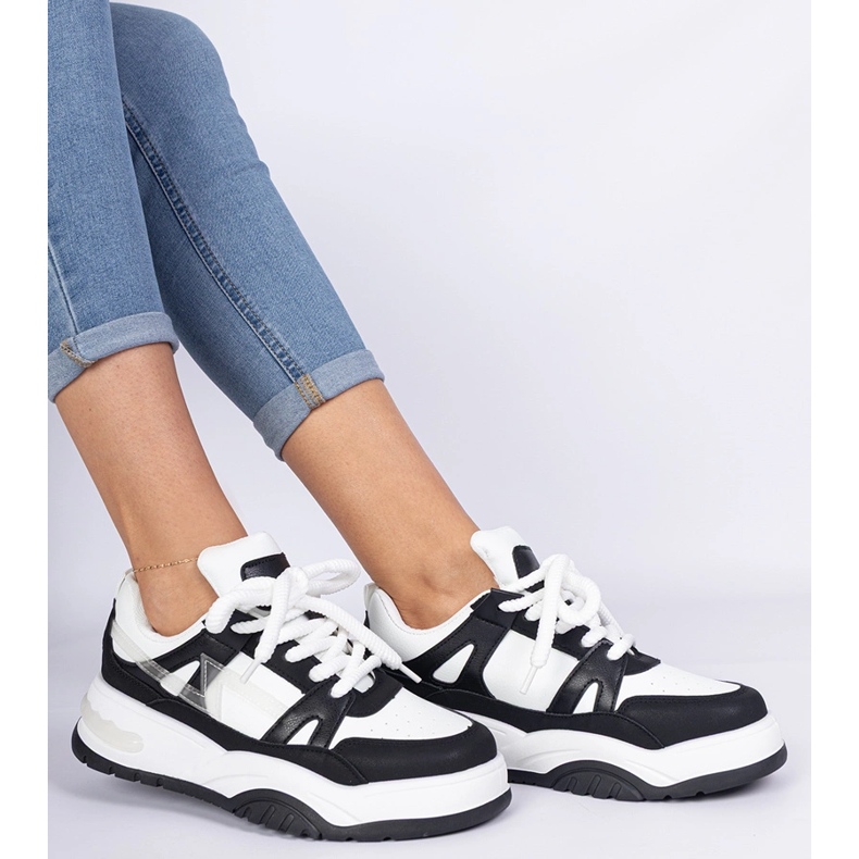 Baskets en noir et blanc avec lacets épais 1