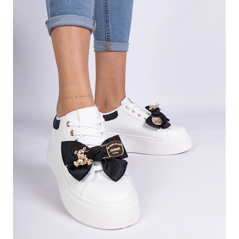 Baskets noires décorées d'un arc et d'un ours en peluche doré le noir 1