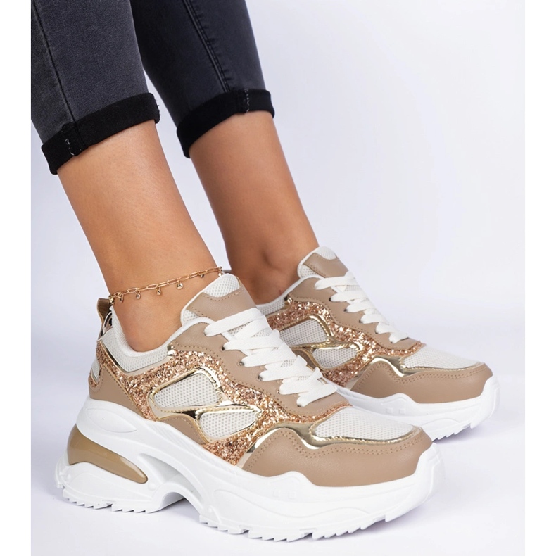 Baskets féminines brunes décorées de paillettes 1