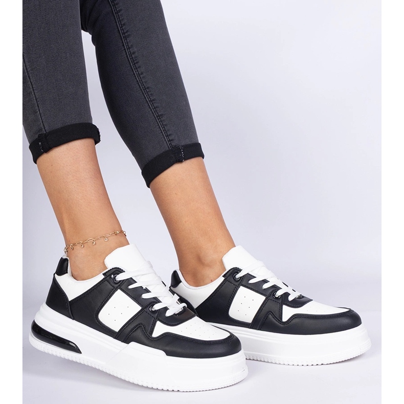 Baskets femme noires et blanches à semelle épaisse 2