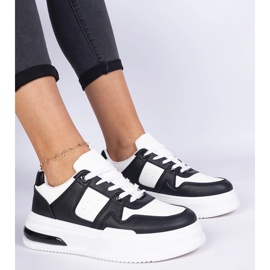 Baskets femme noires et blanches à semelle épaisse 1