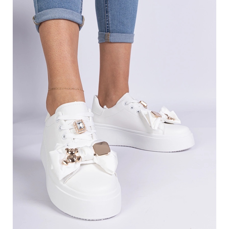 Baskets blanches pour femmes décorées d'un ours 1