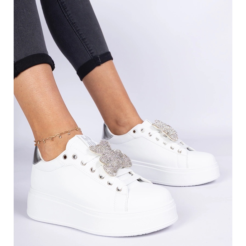 Les baskets féminines blanches et argentées décorées d'ours en peluche 2 Les baskets féminines blanches et argentées décorées d'ours en peluche 2