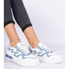 Baskets des femmes bleues avec un accessoire en jean blanc 1