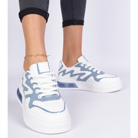Baskets des femmes bleues avec un accessoire en jean blanche 3