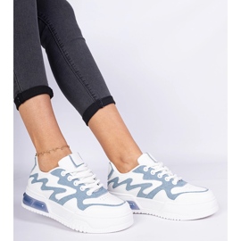 Baskets des femmes bleues avec un accessoire en jean blanche 2