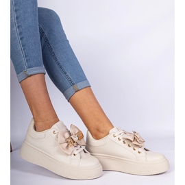 Baskets beige décorées d'un arc et d'un ours en peluche doré 1 Baskets beige décorées d'un arc et d'un ours en peluche doré 1