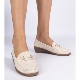 Mocassins crémeux pour femmes avec une finition mate beige 1 Mocassins crémeux pour femmes avec une finition mate beige 1