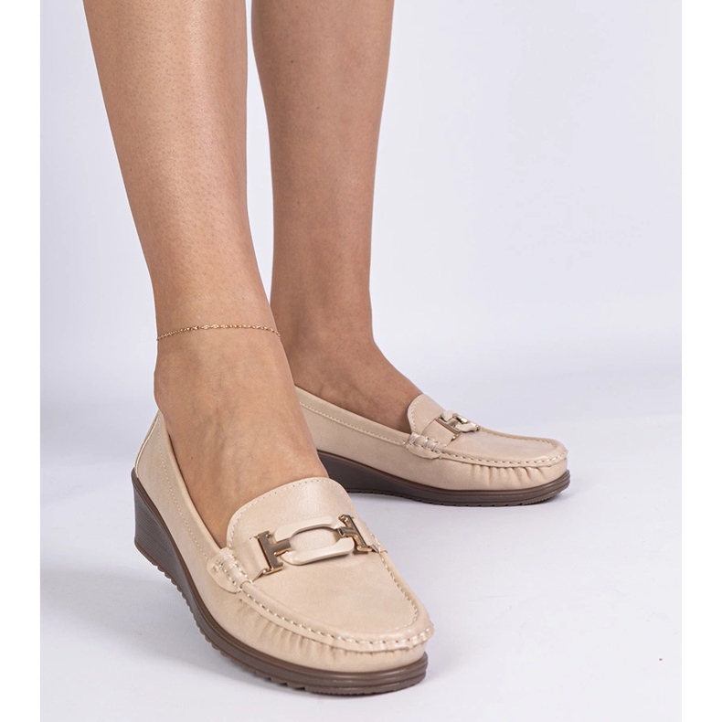 Les mocassins de coin féminines beige avec anchoic de l'éco-cuir 1