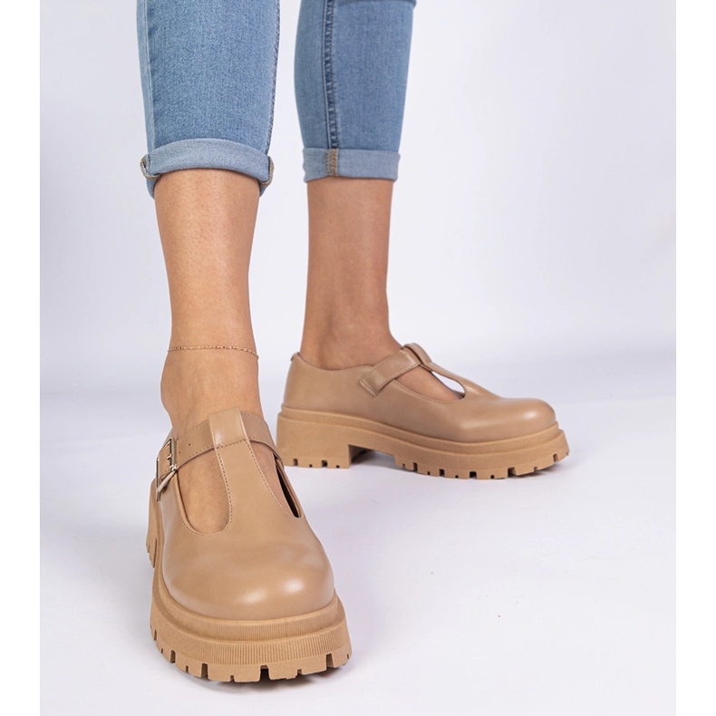 Chaussures brunes sur la plate-forme écologique 1 Chaussures brunes sur la plate-forme écologique 1