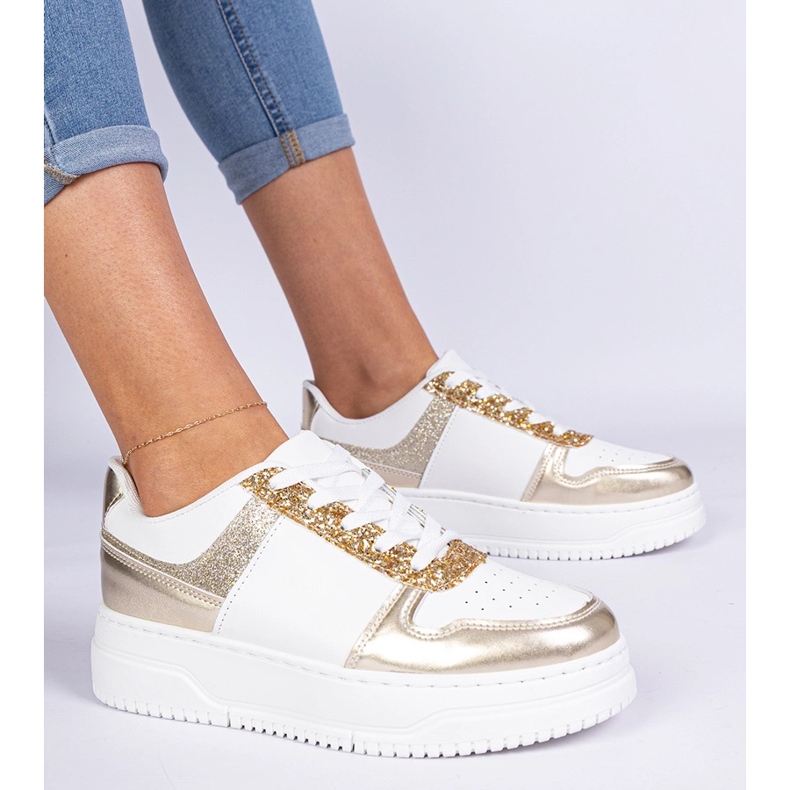 Baskets pour femmes dorées sur une semelle épaisse décorée de paillettes d'or 2