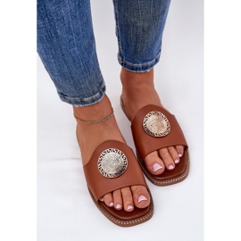 Les tongs à tobeaux en cuir écologique avec décoration de chameau brun 2
