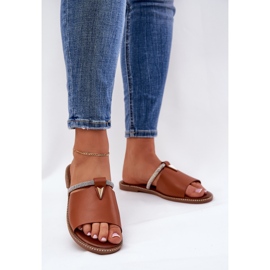 Les tongs à tobeaux en cuir écologique avec une sangle de chameau décorative brun 2 Les tongs à tobeaux en cuir écologique avec une sangle de chameau décorative brun 2