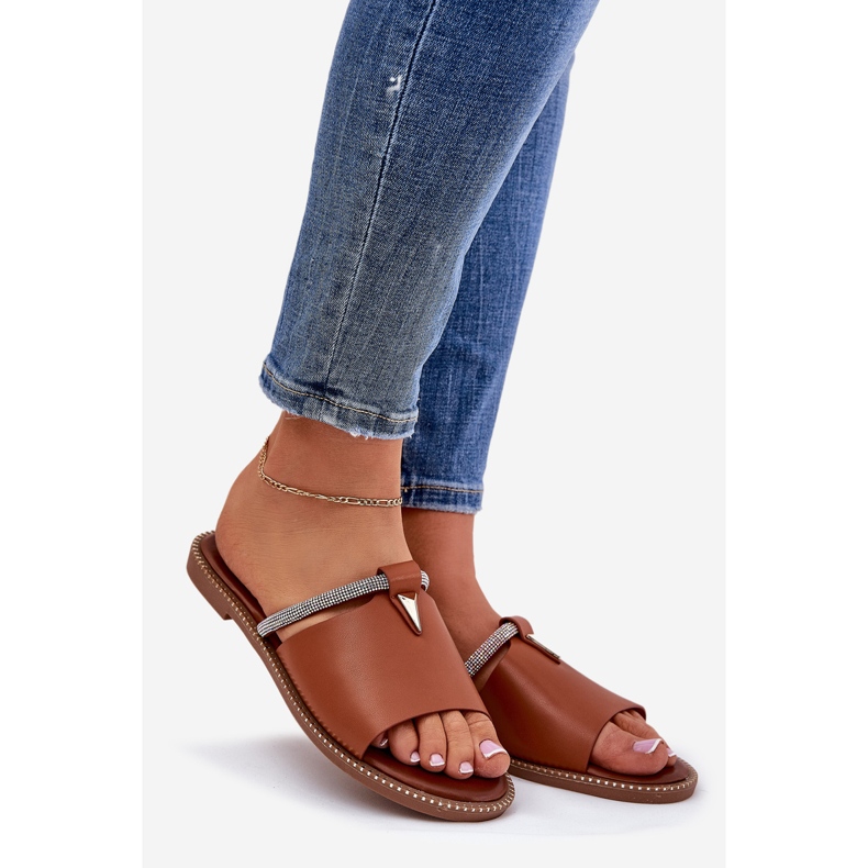 Les tongs à tobeaux en cuir écologique avec une sangle de chameau décorative brun 1 Les tongs à tobeaux en cuir écologique avec une sangle de chameau décorative brun 1