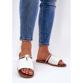 Les tongs à tobeaux en cuir écologique avec une sangle décorative blanche 2