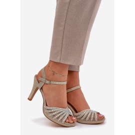 Sandales sur une épingle avec décoration et paillettes D&amp;A MR1038-33 or doré 1